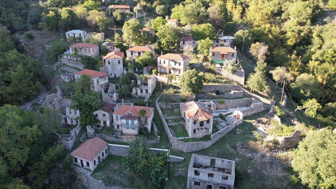 Παλαιά Βίνιανη, το ιστορικό χωριό των Αγράφων που αναπαύεται στα απομεινάρια του παρελθόντος