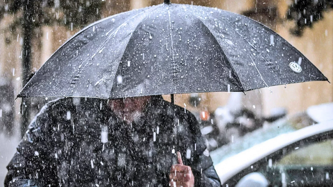 Άνδρας με ομπρέλα / Φωτογραφία: EUROKINISSI/ΤΑΤΙΑΝΑ ΜΠΟΛΑΡΗ