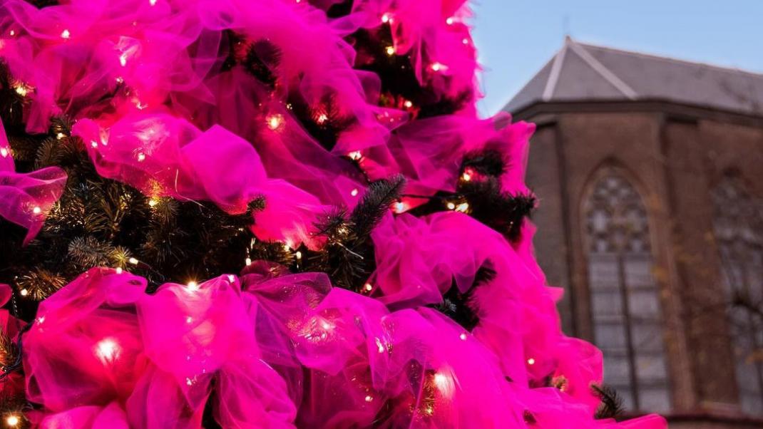Η Roksanda δημιουργεί ένα απόλυτα ροζ χριστουγεννιάτικο δέντρο