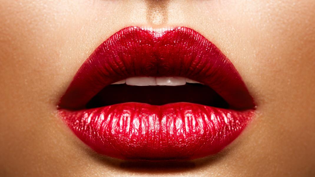 γυναίκα με κόκκινα χείλη 