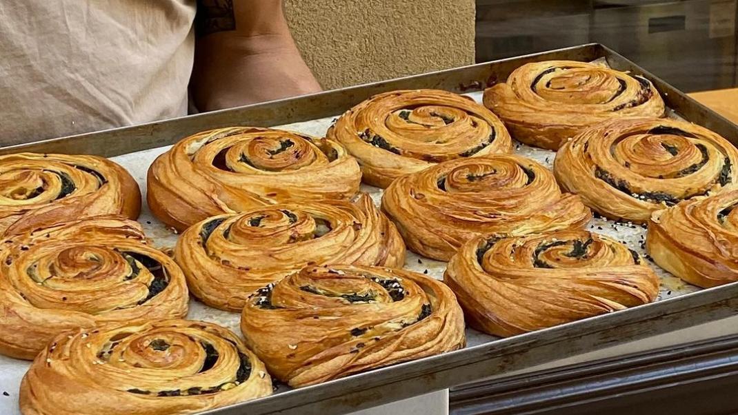 Η Αθήνα δεν έχει τίποτα να ζηλέψει από το Παρίσι και το Μιλάνο: Τα bakeries που φτιάχνουν προζυμένιο ψωμί και απίθανα κρουασάν