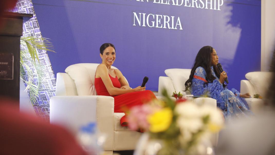 H Mέγκαν Μάρκλ εξηγεί γιατί φόρεσε κόκκινο φόρεμα στη Νιγηρία