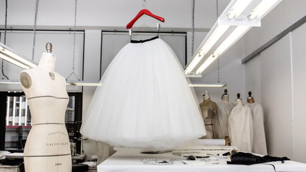Calvin Klein στις Κάννες: Βήμα-βήμα η δημιουργία του φορέματος της Νικόλ Κίντμαν | 0 bovary.gr