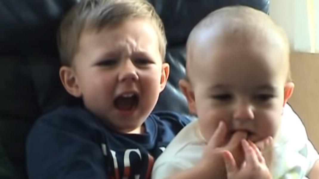 «Charlie bit my finger!»: Δείτε πώς είναι σήμερα τα δύο αδέλφια που σάρωσαν το You Tube | 0 bovary.gr
