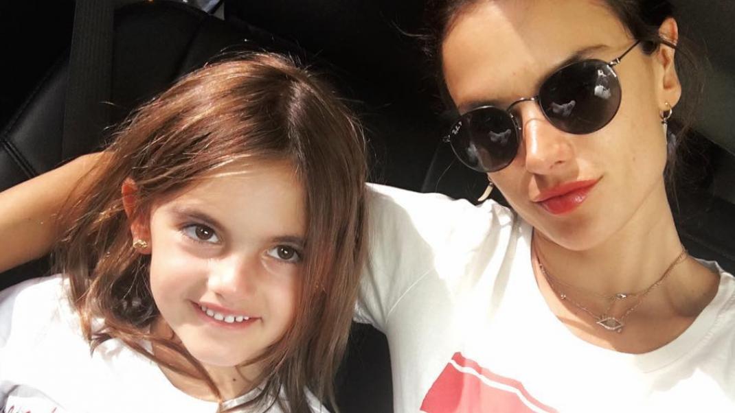 Η 9χρονη κόρη της Αλεσάντρα Αμπρόσιο έγινε μοντέλο και το internet τη λάτρεψε ήδη | 0 bovary.gr
