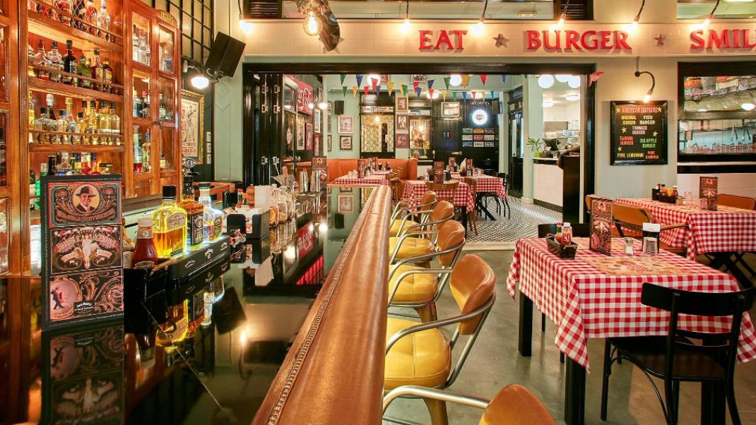 Βig Boy burgers n cocktails: Το μαγαζί με τα λαχταριστά μπέργκερ που είναι βγαλμένο από ταινία του Ταραντίνο | 0 bovary.gr