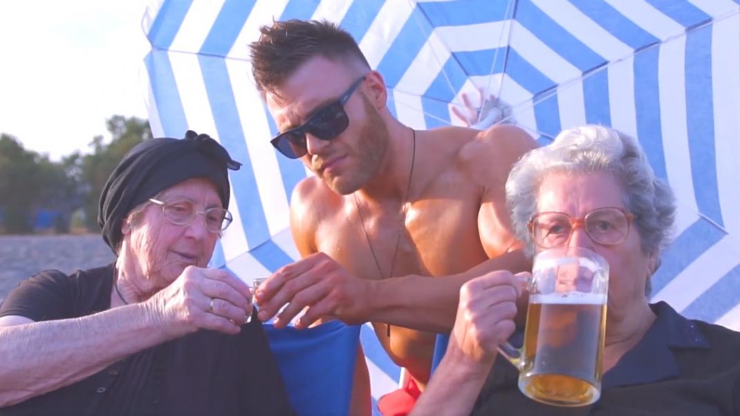 «Just Μπίρες» -Οι Κρητικές γιαγιάδες ξαναχτυπούν πίνοντας μπίρες δίπλα στο κύμα | 0 bovary.gr