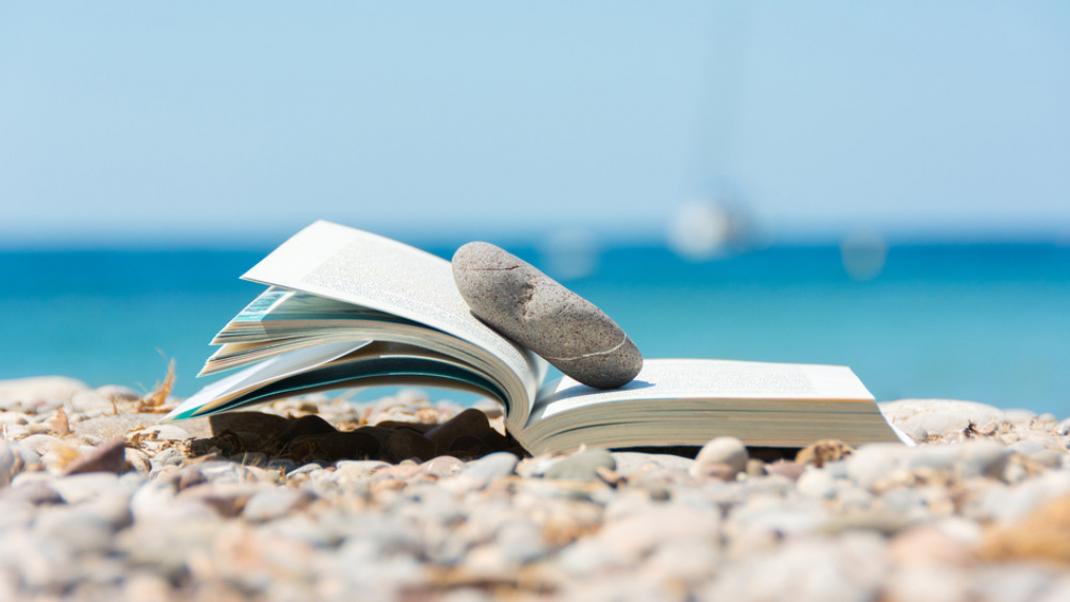 Τρία βραβευμένα βιβλία Ελλήνων συγγραφέων που πρέπει να πάρεις μαζί σου στις διακοπές | 0 bovary.gr