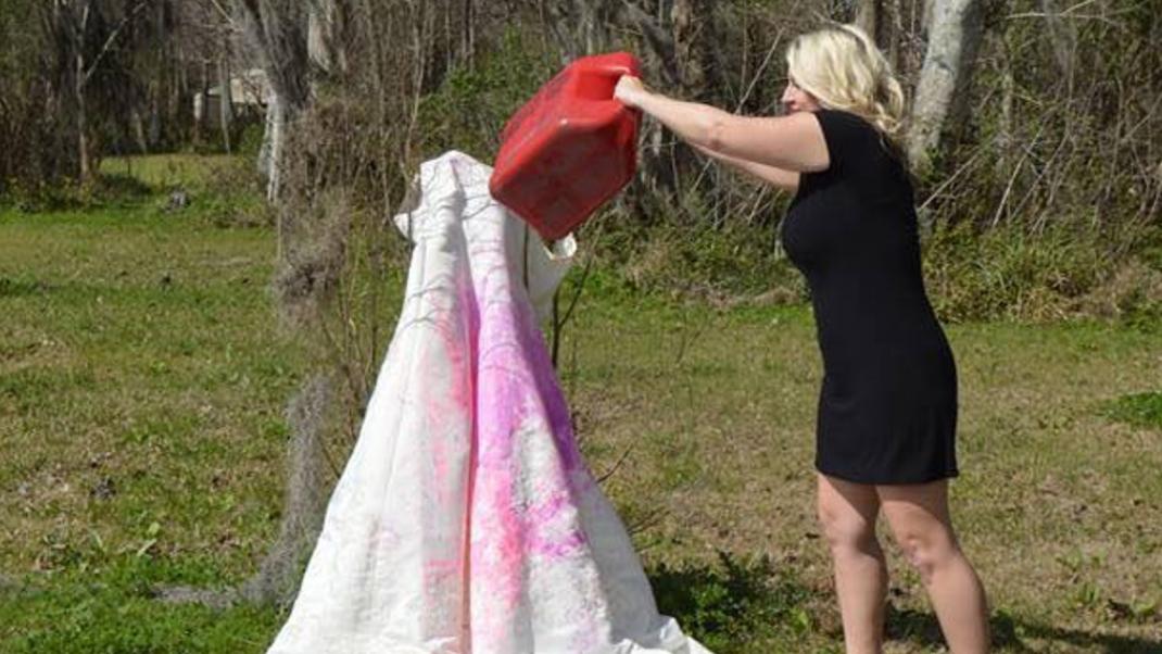 Γυναίκα έκαψε το νυφικό της όταν ανακάλυψε την παράνομη σχέση του άντρα της στο facebook | 0 bovary.gr