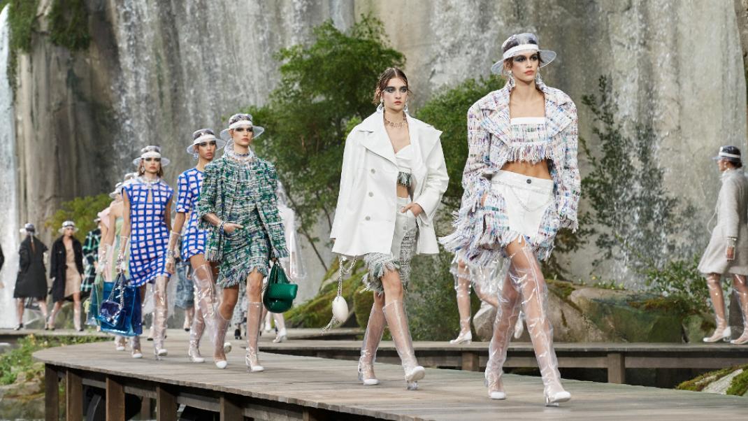 Chanel: Διαφάνειες και αντιθέσεις σε ένα παραμυθένιο σόου με φόντο μια fashion ουτοπία | 0 bovary.gr