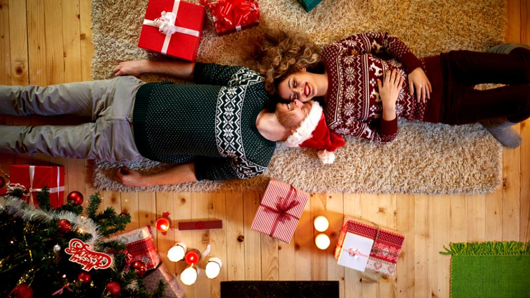 Μόνη μαζί του στο σπίτι τα Χριστούγεννα- Τι να κάνεις για να του μείνουν αξέχαστα  | 0 bovary.gr