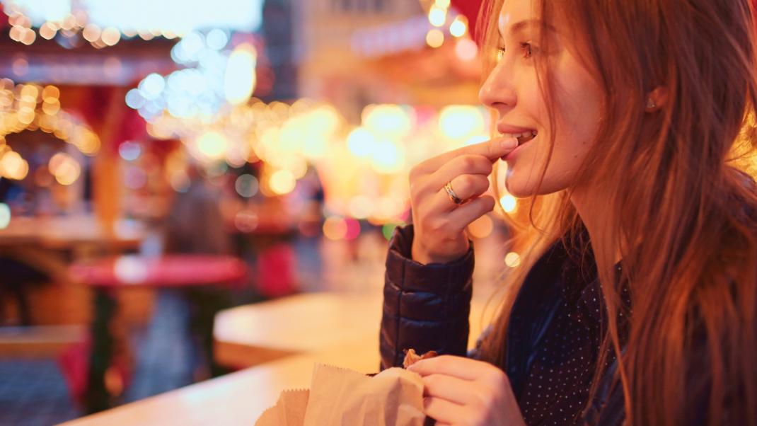 Μια γυναίκα τρώει βραδινό, Φωτογραφία: Shutterstock/By AlexMaster
