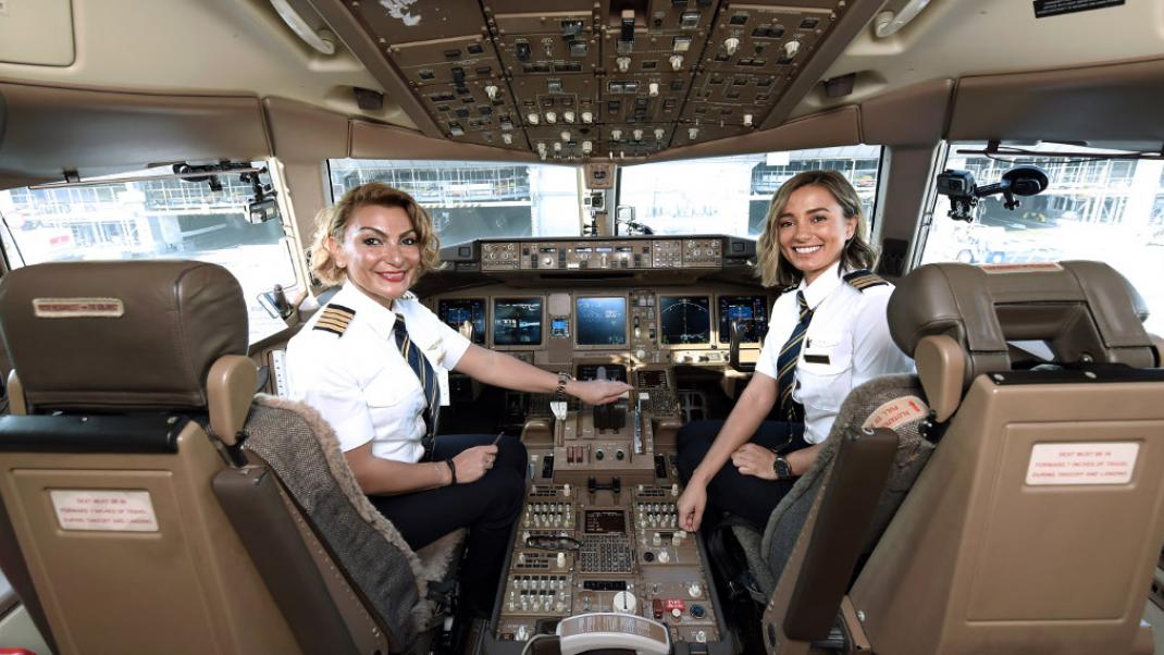 Η Μάρθα Χατζηηλιάδου αριστερά, στο πιλοτήριο του Boeing 777 της Emirates