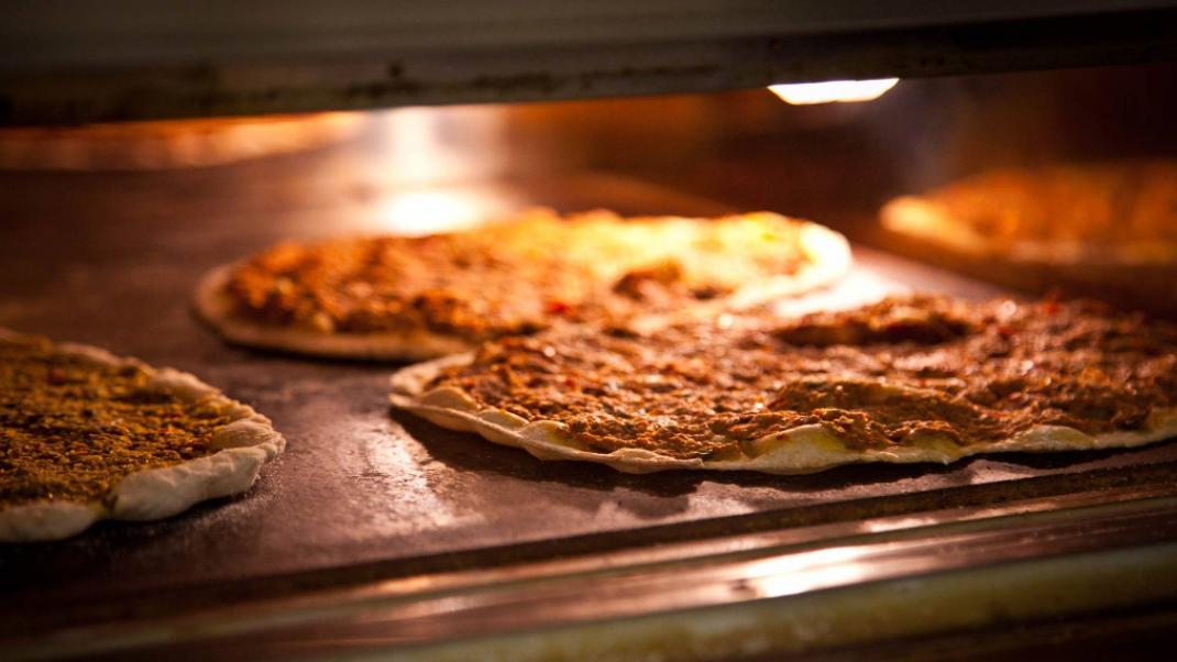 Αν δεν έφαγες λαχματζούν από το Feyrouz στην Αιόλου δεν ξέρεις πώς είναι η «πίτσα της Μέσης Ανατολής» | 0 bovary.gr