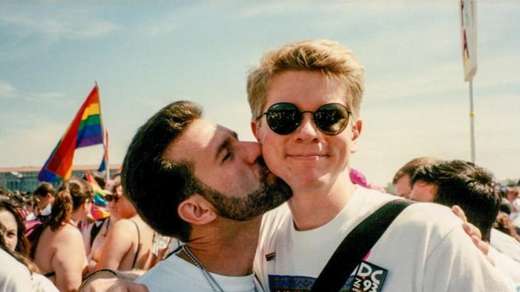 Γκέι ζευγάρι βγάζει την ίδια φωτογραφία 25 χρόνια μετά και αποδεικνύει ότι η σχέση του δεν ήταν απλά «φάση» | 0 bovary.gr
