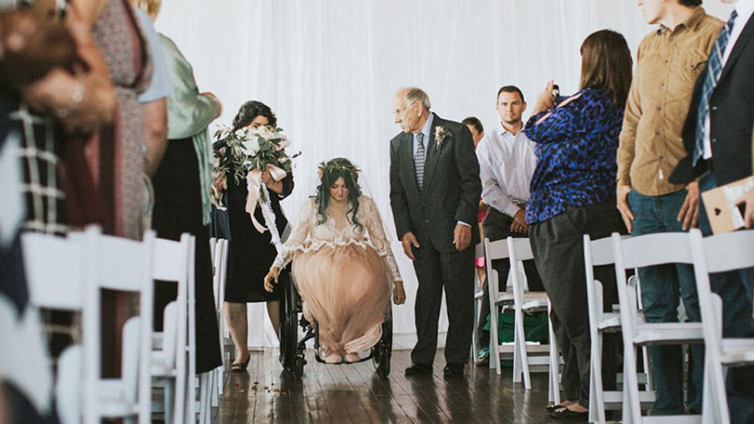 Η νύφη που της είχαν πει πως δεν θα περπατήσει ποτέ -Χόρεψε στον γάμο της | 0 bovary.gr
