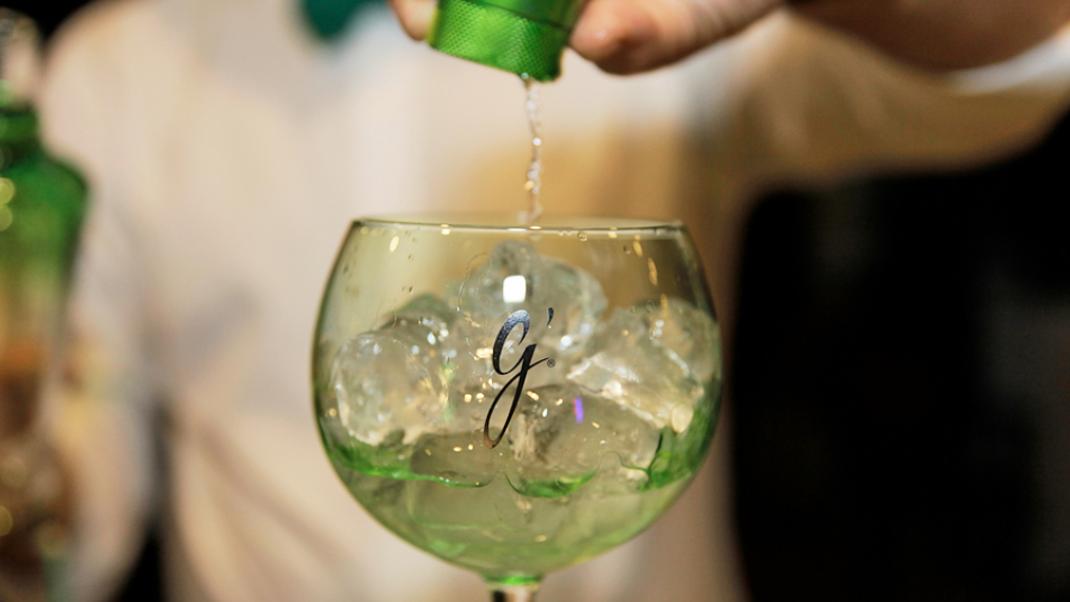 Δοκιμάσαμε γαλλικό Gin από σταφύλι σε μια σεζ λονγκ κοιτάζοντας τους στύλους του Ολυμπίου Διός | 0 bovary.gr