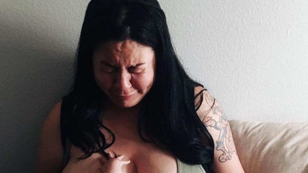 Μια γυναίκα δείχνει την ωμή αλήθεια της επιλόχειας κατάθλιψης -Η φωτογραφία που έγινε viral | 0 bovary.gr
