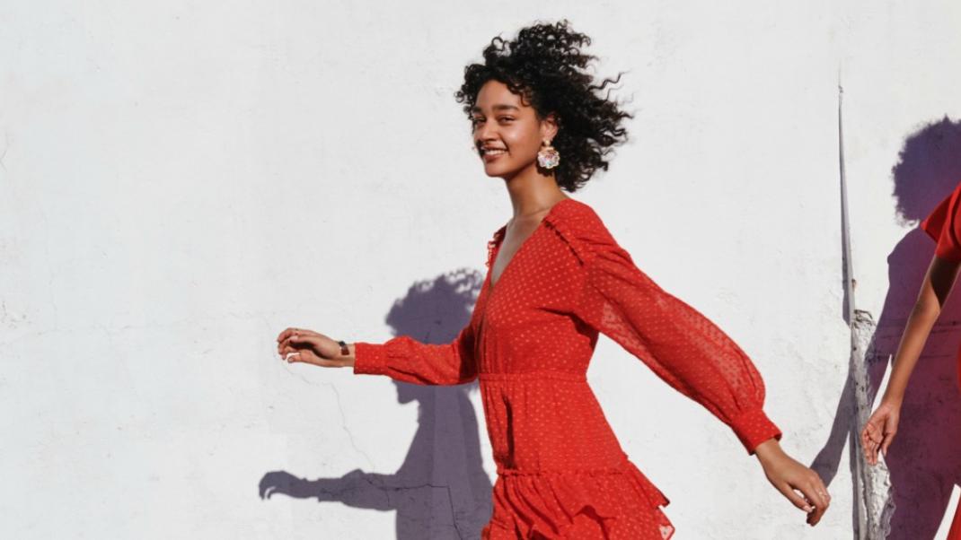 Tα H&M λάνσαραν ένα φανταστικό κόκκινο φόρεμα για του Αγίου Βαλεντίνου  | 0 bovary.gr