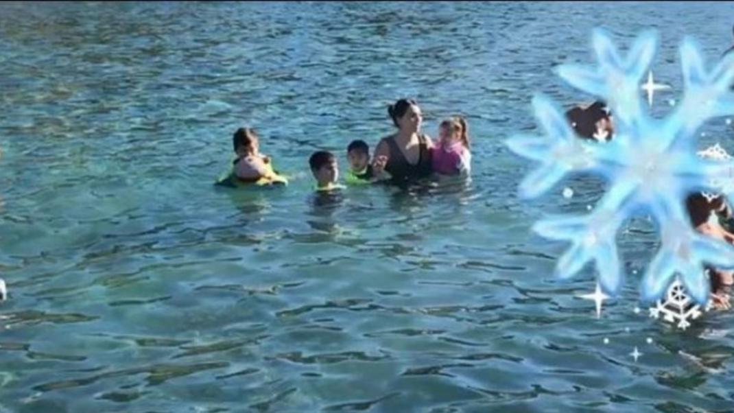 H βουτιά της Ολυμπίας Χοψονίδου με τα παιδιά της για να πιάσει το σταυρό | 0 bovary.gr