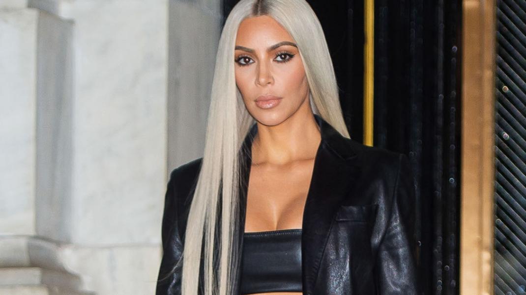 H Kim Kardashian έκανε εμφάνιση στην βράβευση της αδελφής της με see-through κολάν | 0 bovary.gr