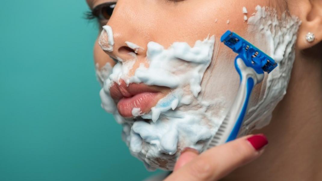 Τι θα συμβεί αν μια γυναίκα ξυρίζει το πρόσωπό της κάθε μέρα | 0 bovary.gr