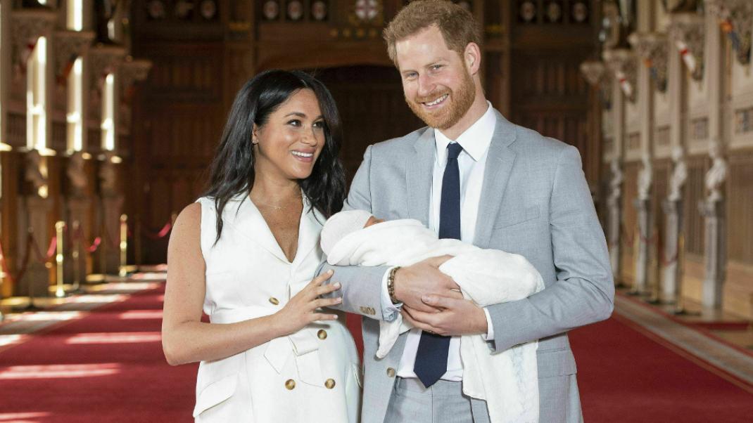 Μέγκαν Μαρκλ και πρίγκιπας Χάρι με το μωρό τους, Φωτογραφία: ΑP images/Dominic Lipinski