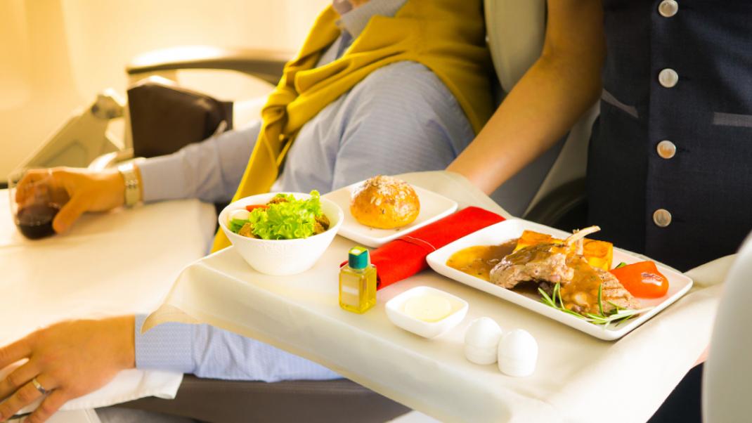 Φαγητό κατά τη διάρκεια μιας πτήσης, Φωτογραφία: Shutterstock