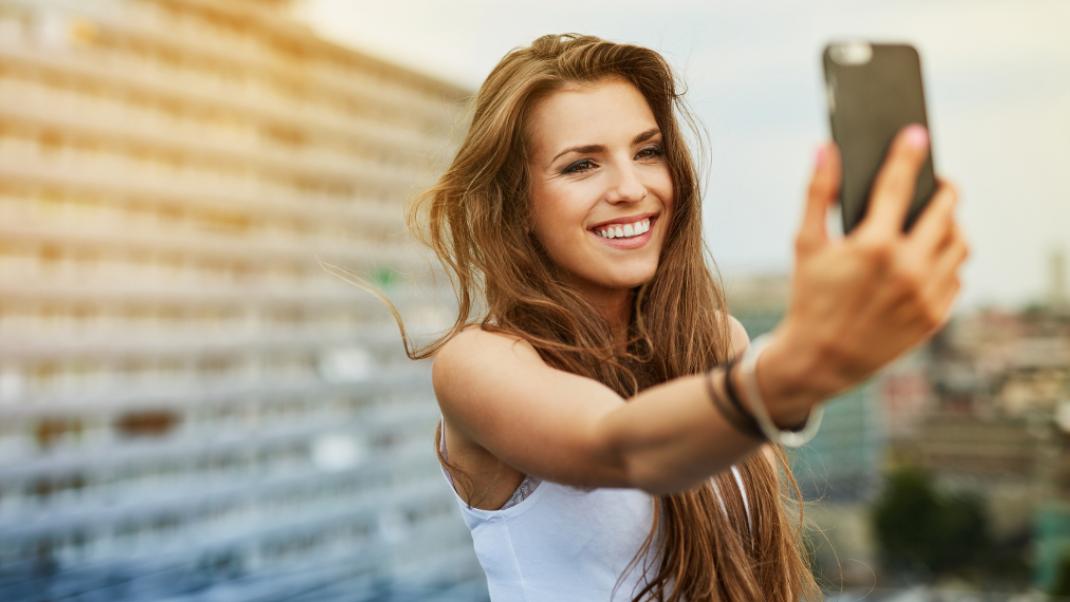 Μια γυναίκα βγάζει μια selfie, Φωτογραφία: Shutterstock/By baranq