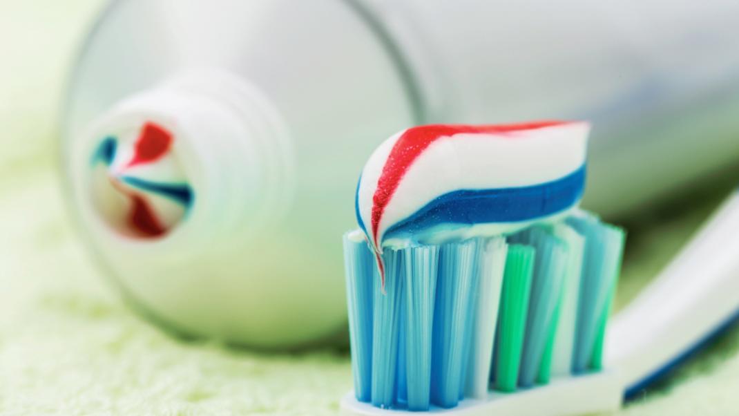 12 εναλλακτικές χρήσεις της οδοντόκρεμας που δεν γνώριζες | 0 bovary.gr