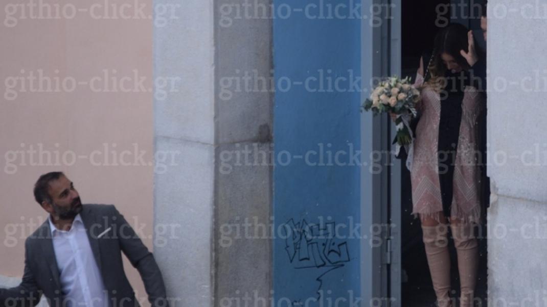 Με ροζ φόρεμα και over the knee μπότες η νύφη Αθηνά Οικονομάκου -Οι πρώτες φωτογραφίες | 0 bovary.gr