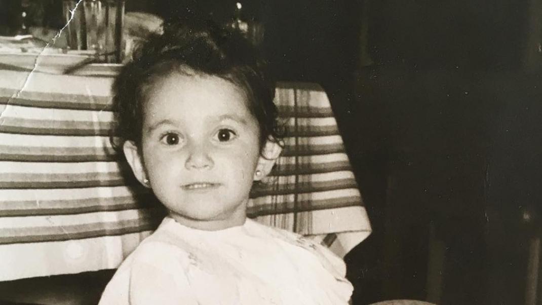 Αναγνωρίζετε την Ελληνίδα τραγουδίστρια στην παιδική της ηλικία; | 0 bovary.gr