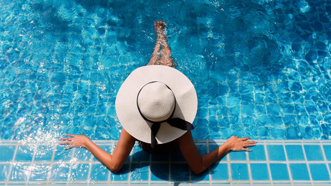 Μια γυναίκα κάνει μπάνιο σε πισίνα, Φωτογραφία: Shutterstock