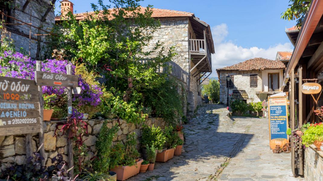 To ελληνικό χωριό που δεν έχει αγγίξει ο χρόνος, έχει την πιο ωραία θέα στην Ελλάδα | 0 bovary.gr