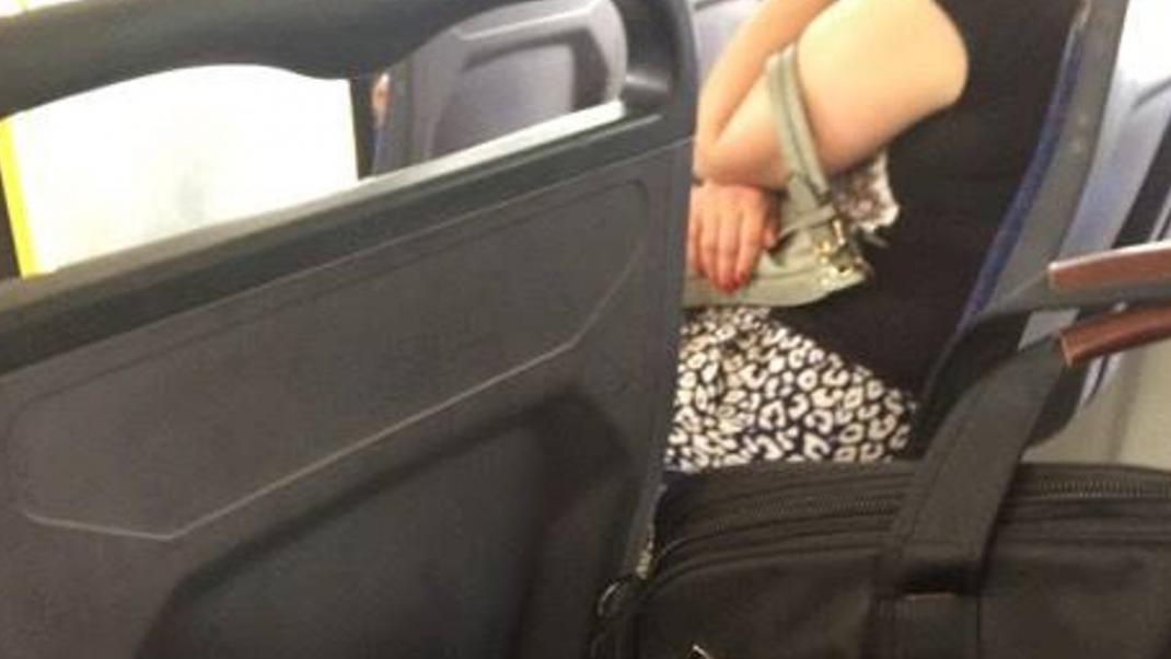 Σεξουαλική παρενόχληση ή φωτοσοπ; Γυναίκα καταγγέλλει παπά που έβγαλε το μόριό του στο λεωφορείο | 0 bovary.gr