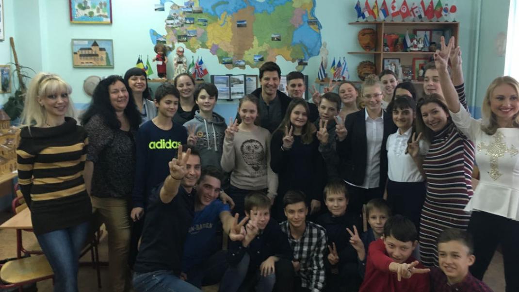 Ο Σάκης Ρουβάς σε ρωσικό σχολείο -Παροξυσμός για μια selfie | 0 bovary.gr