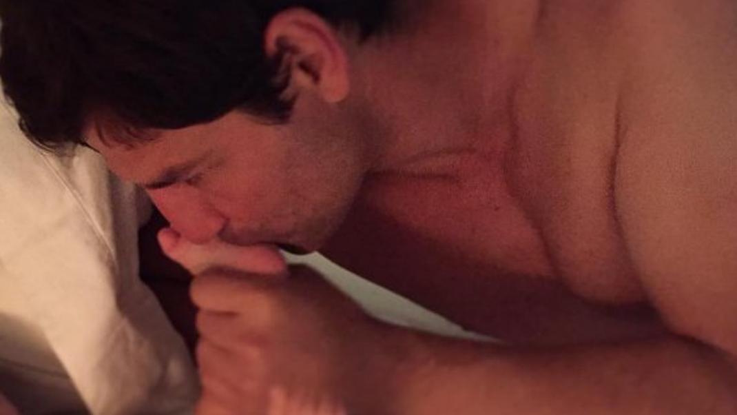 Ο Σάκης Ρουβάς φιλάει τον μπόμπιρά του και το Instagram «λιώνει» | 0 bovary.gr