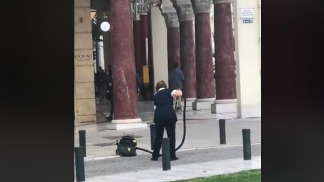 Αυτή είναι η υπάλληλος του μήνα -Σκουπίζει την πλατεία Αριστοτέλους με ηλεκτρική σκούπα  | 0 bovary.gr