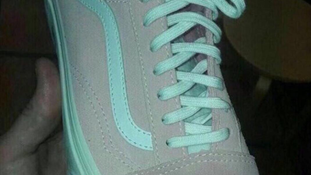 Νέος γρίφος διχάζει το Facebook: Είναι γκρι και θαλασσί ή ροζ και άσπρα αυτά τα sneakers; | 0 bovary.gr