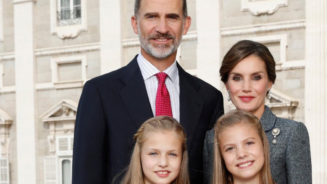 Η κομψή βασιλική οικογένεια της Ισπανίας σε κόκκινους και γκρι τόνους στην χριστουγεννιάτικη κάρτα | 0 bovary.gr