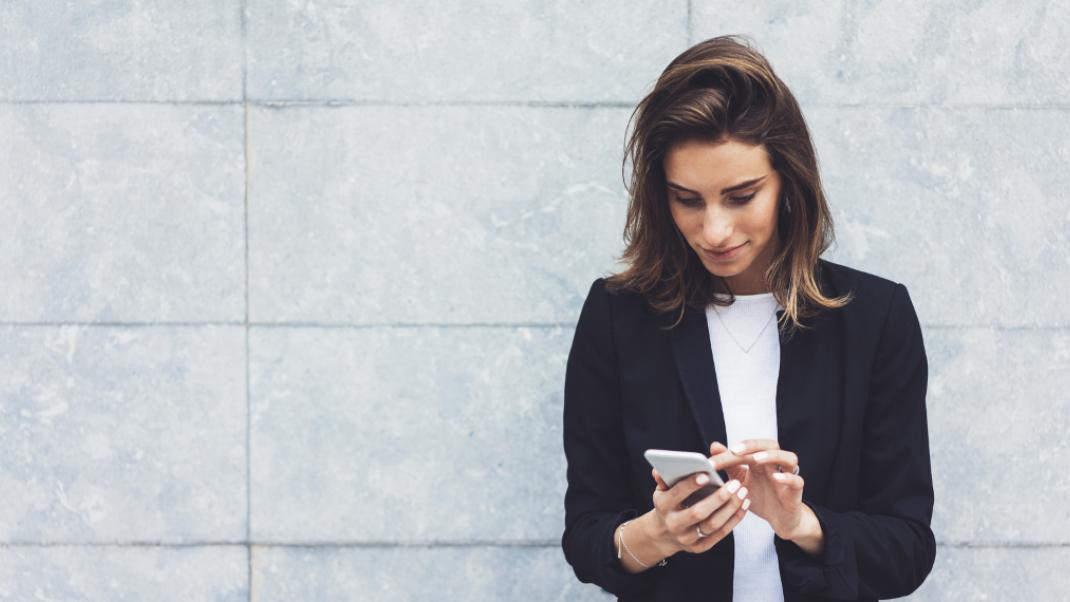 Μια γυναίκα στέλνει sms, Φωτογραφία: Shutterstock/By Maria Savenko