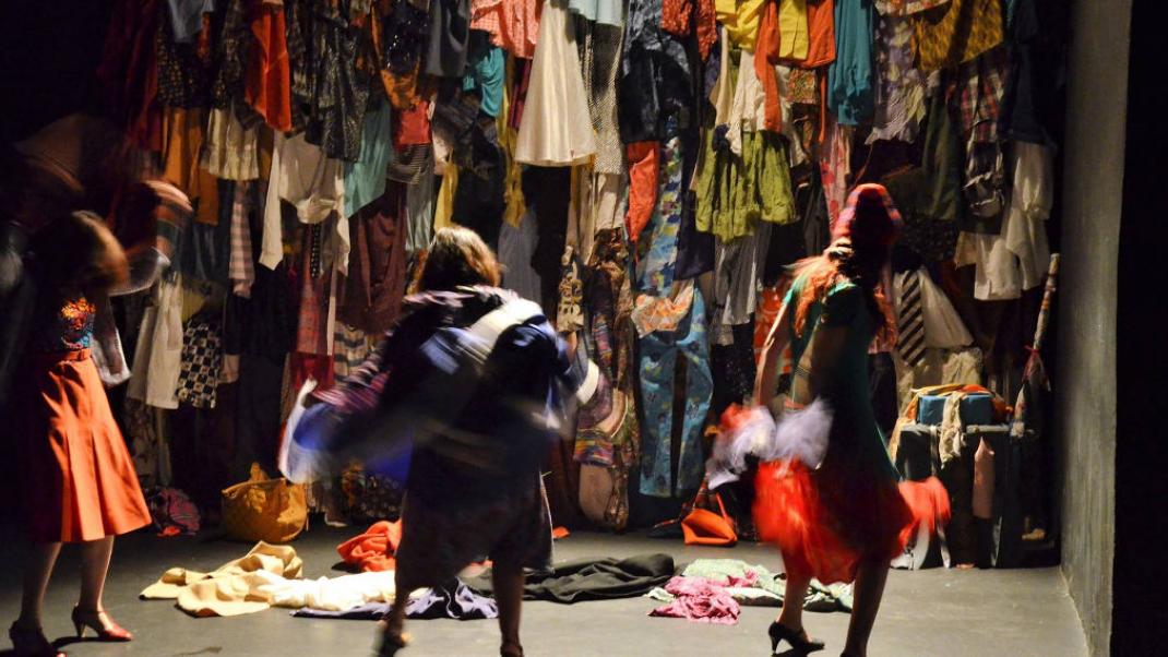 Μια πρωτότυπη παράσταση στην Αθήνα -Αποκαλύπτουν επί σκηνής τι σημαίνουν τα ρούχα που διαλέγουμε | 0 bovary.gr