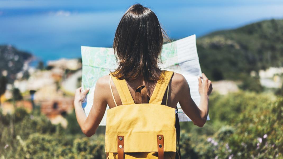 Μια γυναίκα κοιτάει έναν χάρτη, Φωτογραφία: Shutterstock