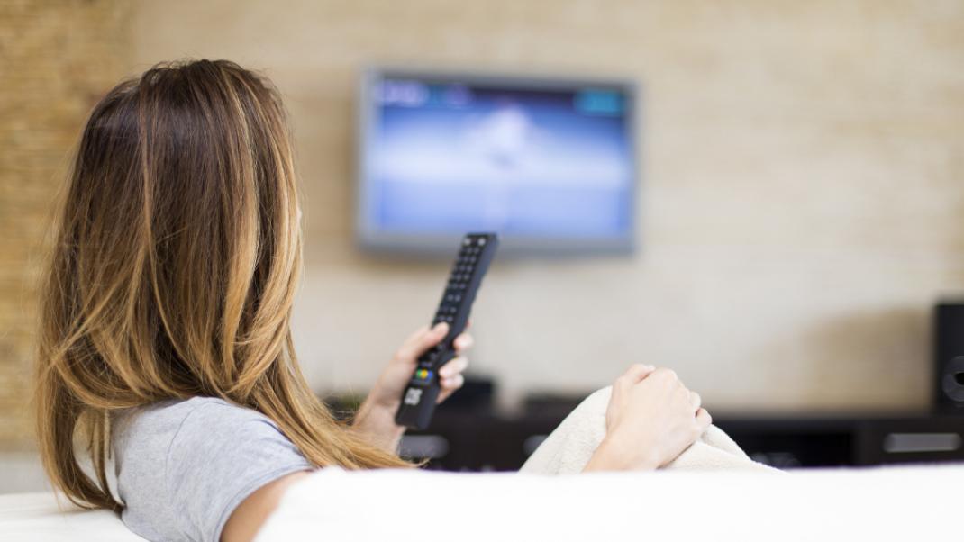 Γυναίκα βλέπει τηλεόραση, Φωτογραφία: Shutterstock