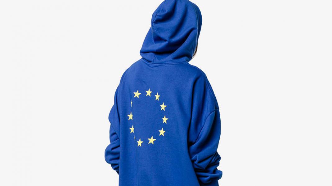 O oίκος Vetements λανσάρει hoodie με τη σημαία της Ευρωπαϊκής Ένωσης | 0 bovary.gr