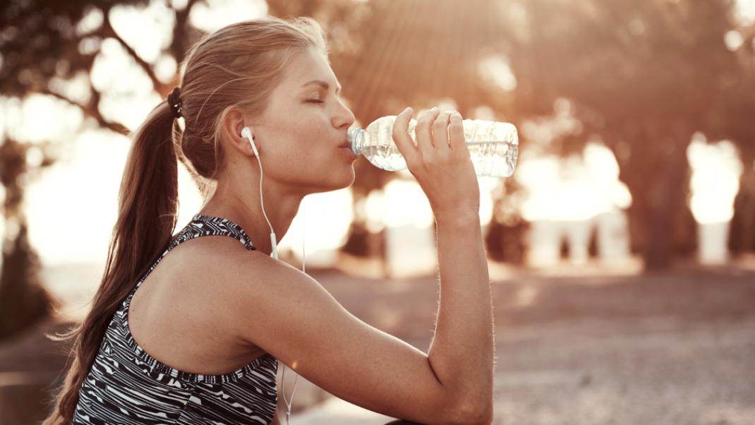 Μια γυναίκα πίνει νερό, Φωτογραφία: Shutterstock