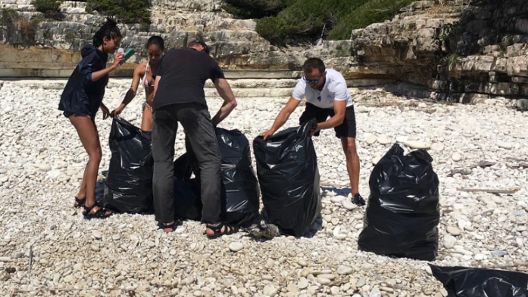 H οικογένεια του Γουίλ Σμιθ μαζεύει τα σκουπίδια από τις παραλίες των Αντίπαξων | 0 bovary.gr