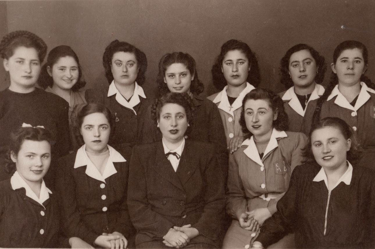 Η Μαρία Διαμάντη η μεγαλύτερη, φωτογραφημένη το 1935 από φωτογράφο της εποχής, με τις μαθήτριες της