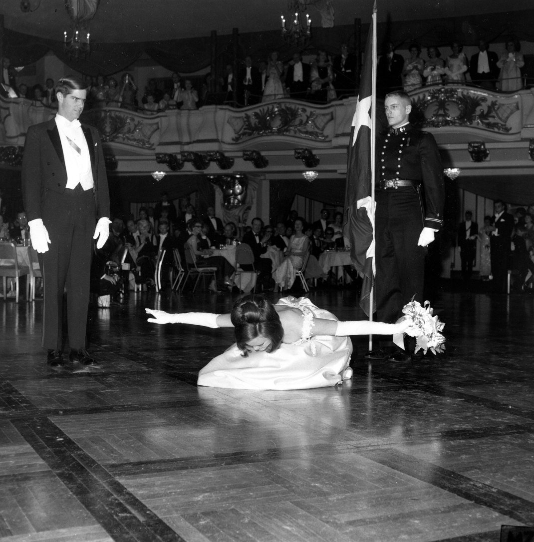 Υπόκλιση: Η Marialice Sue Shivers,  κόρη του πρώην κυβερνήτη του Τέξας, Allan Shivers, στο χορό των Ντεμπιτάντ στη Νέα Υόρκη, 29 Δεκεμβρίου 1965/ Φωτογραφία: AP Images 