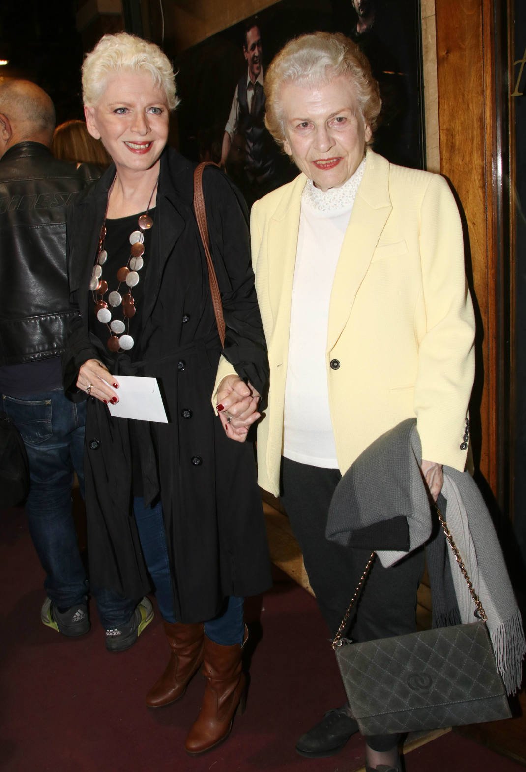 H Έλενα Ακρίτα με την μητέρα της στην επίσημη πρεμιέρα της παράστασης «Ο Φάρος»